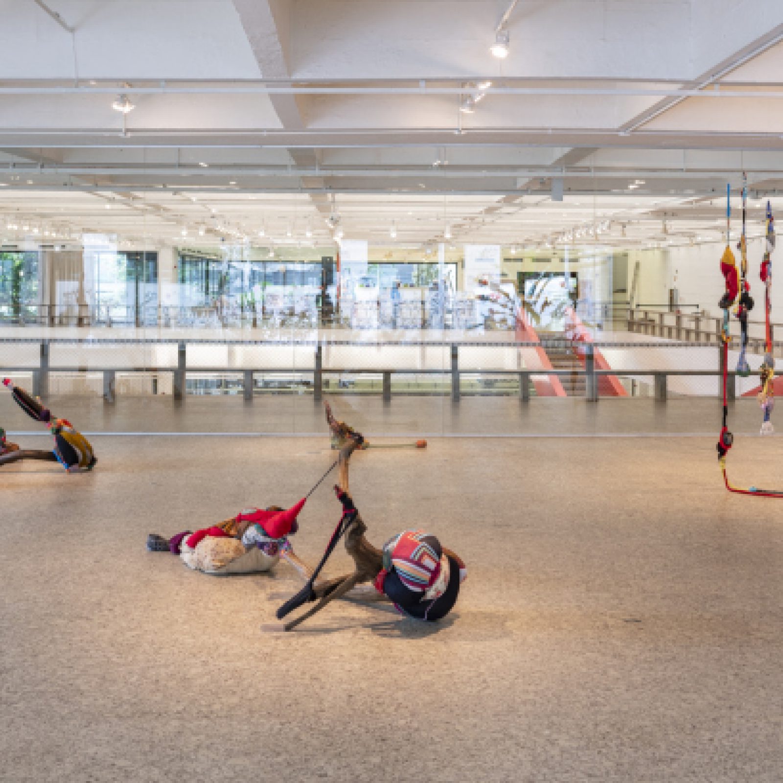 Vista de la exposición “Sonia Gomes: Ainda assim me levanto”, en el Museo de Arte de São Paulo (MASP), 2018-2019. Foto: Eduardo Ortega. Cortesía: MASP