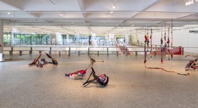 Vista de la exposición “Sonia Gomes: Ainda assim me levanto”, en el Museo de Arte de São Paulo (MASP), 2018-2019. Foto: Eduardo Ortega. Cortesía: MASP