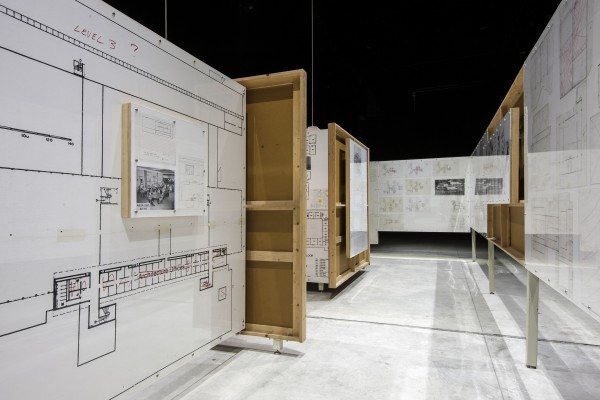 Mike Kelley, A Continuous Screening of Bob Clark's Film "Porky's" (1981), the Soundtrack of which has been Replaced with Morton Subotnik's Electronic Composition "The Wild Bull" (1968), and Presented in the Secret Sub-Basement of the Gymnasium Locker Room (Office Cubicles), 2002. Museo Nacional Centro de Arte Reina Sofía, Madrid. © Estate of Mike Kelley. Cortesía: Fondazione HangarBicocca, Milán, 2013. Foto: Agostino Osio