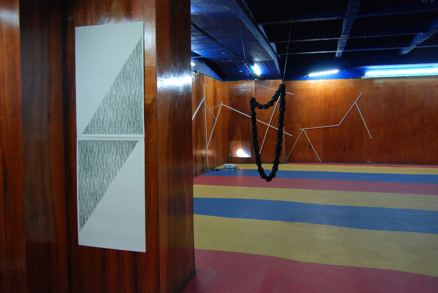 Vista de la exposición "Arquitectura y amistad", de Johanna Unzueta y Felipe Mujica, en Proyectos Ultravioleta, Ciudad de Guatemala, 2013. Foto cortesía de los artistas