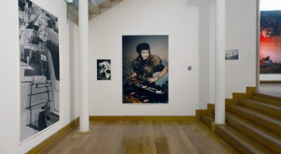 Vista de la exposición de Wolfgang Tillmans en el Museo de Artes Visuales (MAVI), Santiago de Chile, 2013. Foto: Sebastián Velenzuela