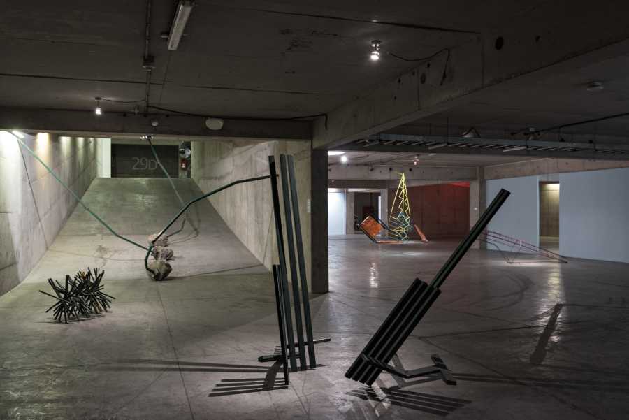 Vista de la exposición "Carácter", de los egresados de la Escuela de Arte de la Universidad Diego Portales (UDP), Santiago de Chile, 2019. Foto: Jorge Brantmayer