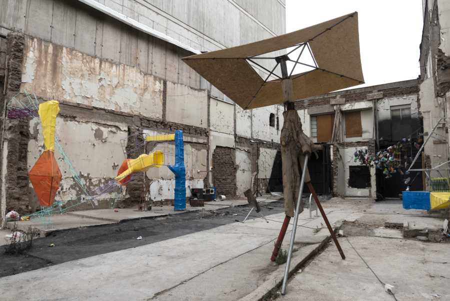Obras del Colectivo Cuneta, Taller sin techo, en sitio eriazo aledaño a la Biblioteca Nicanor Parra de la UDP, Santiago, Chile, 2019. Foto: Jorge Brantmayer