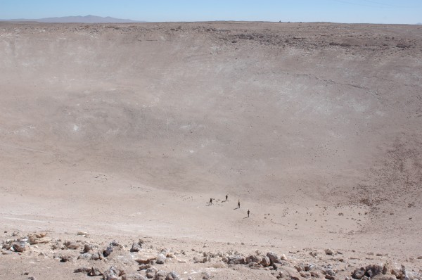 Acción en el cráter de Quillagua - Karen Perry (México), Arcangel Constantini (México), Marisa Caichiolo (Argentina/EEUU) y Dagmara Wyskiel (Polonia/Chile). Todas las imágenes son cortesía de Dagmara Wyskiel