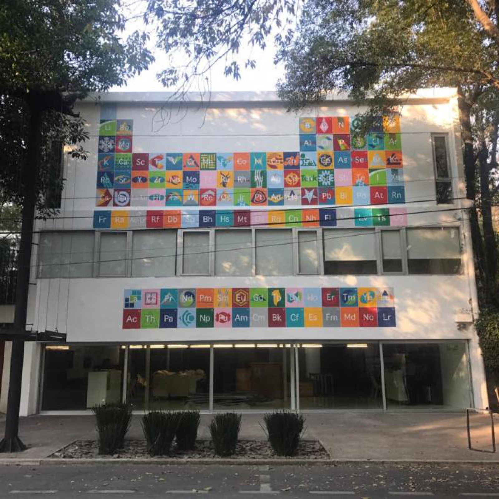 Alejandra Prieto, Los Alquimistas, 2018. Intervención en la fachada de la Sala de Arte Público Siqueiros, Ciudad de México. Cortesía: SAPS