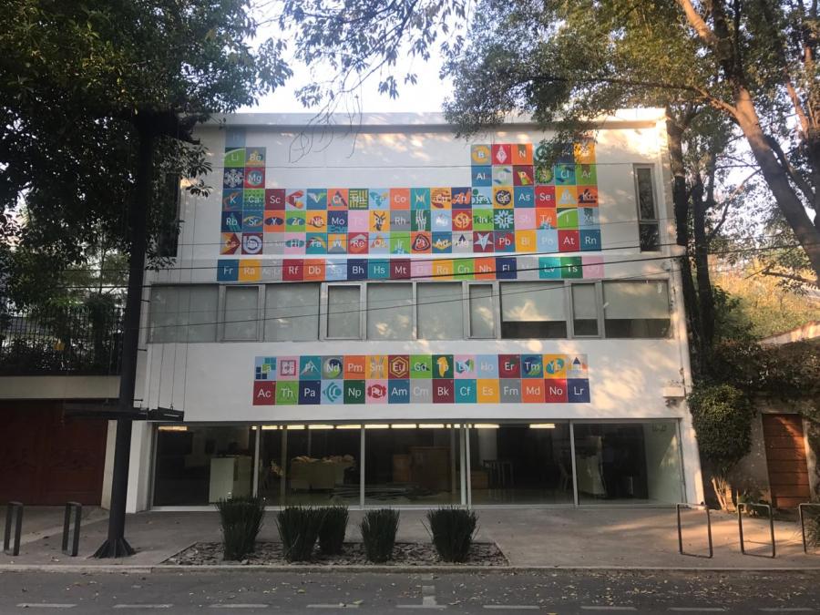 Alejandra Prieto, Los Alquimistas, 2018. Intervención en la fachada de la Sala de Arte Público Siqueiros, Ciudad de México. Cortesía: SAPS