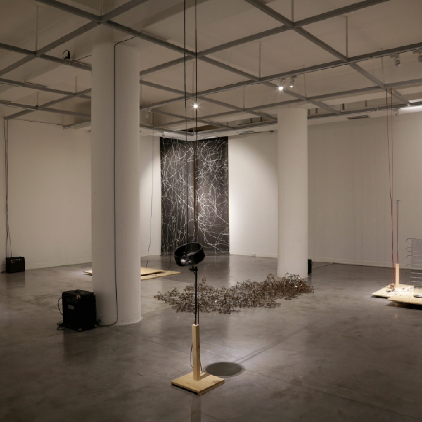 Vista de la exposición "Salirse de lo previsto", de Alvaro Icaza y Verónica Luyo, en la Sala Luis Miró Quesada Garland, Lima, 2018-2019. Cortesía de las artistas