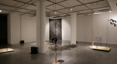 Vista de la exposición "Salirse de lo previsto", de Alvaro Icaza y Verónica Luyo, en la Sala Luis Miró Quesada Garland, Lima, 2018-2019. Cortesía de las artistas