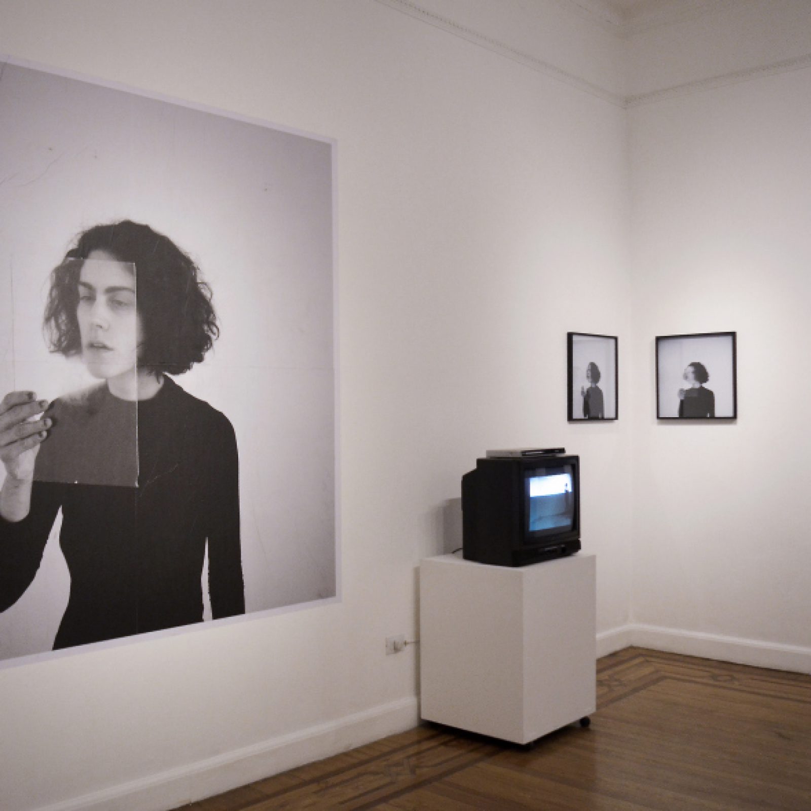 Vista de la exposición "Todo lo que está hecho, está hecho para decaer", de Lucía von Sprecher, Museo Provincial de Fotografía Palacio Dionisi, Córdoba, Argentina, 2018. Cortesía de la artista