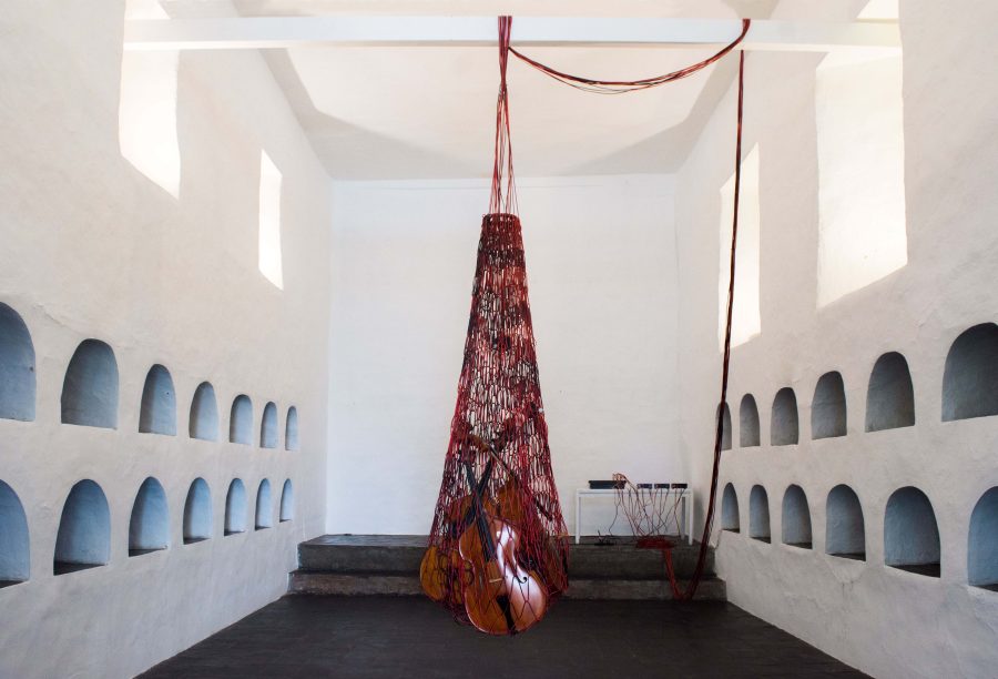 Acción sonora de la artista argentina Cecilia López “Red”, 2018. Cables de audio, contrabajos, equipo de sonido (Museo de las Conceptas). Foto: Galo Mosquera