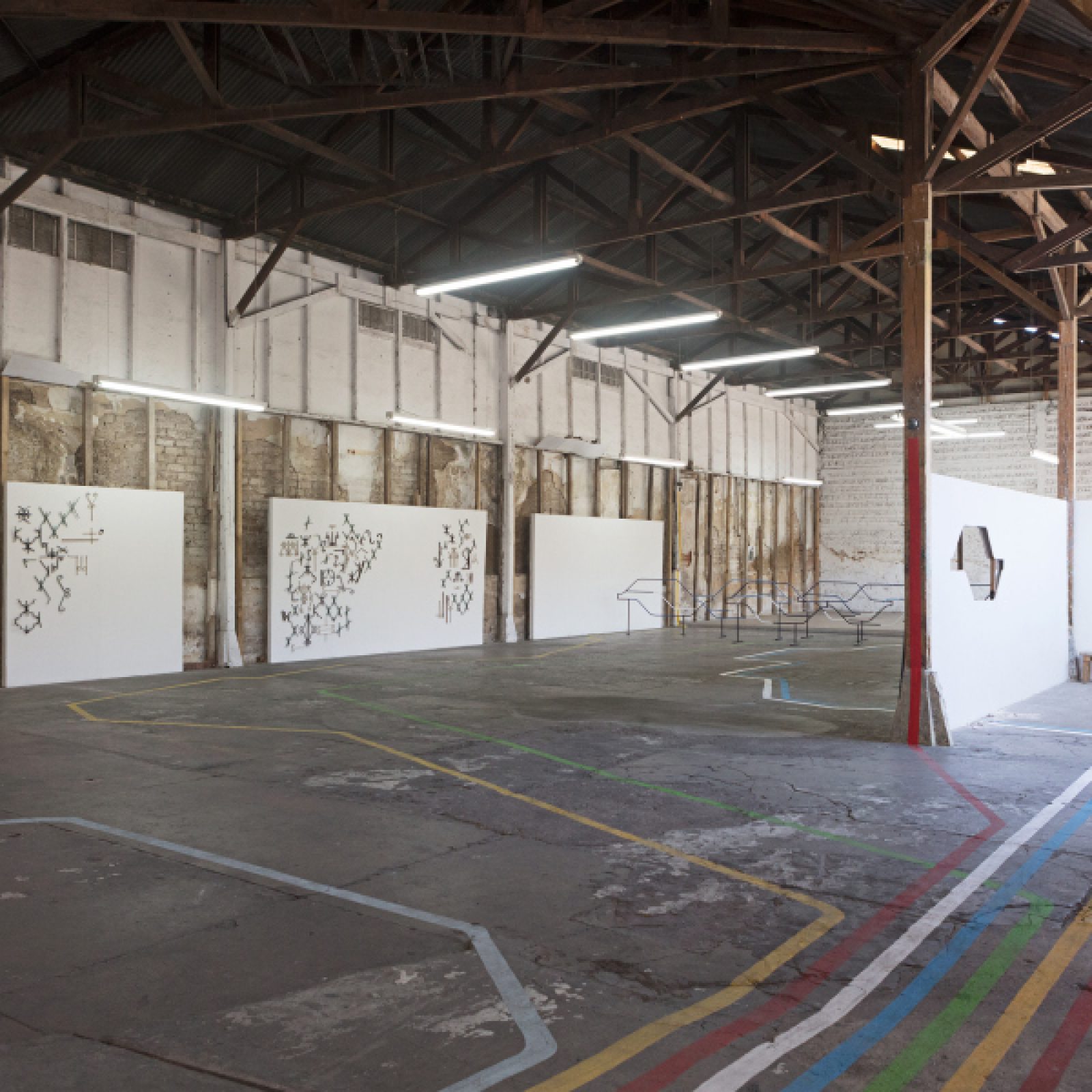 Vista de la exposición “Prohibido el paso”, de Esvin Alarcón Lam, en el Centro Cultural La Erre, ciudad de Guatemala. Foto: Cohete Studio y Luigi Cogoux. Cortesía del artista y Henrique Faria | New York.