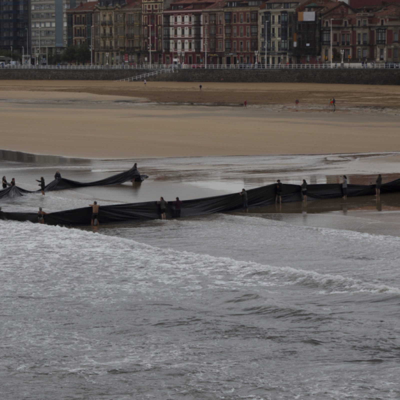 Miguel Braceli, Sacar el mar, 2016. Serie Apologías de lo posible (Acto II). Intervención en Playa de san Lorenzo, Gijón, España. (Proyecto realizado durante la residencia artística en PACA). Cortesía del artista