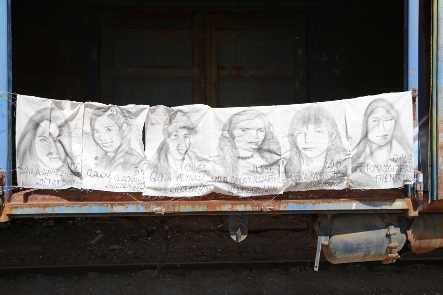 Pezones Metralleta, intervención en Bolivia, 2018, textiles con retratos de mujeres desaparecidas por la trata de blancas en la región tripartita, registro fotográfico digital. Cortesía de las artistas