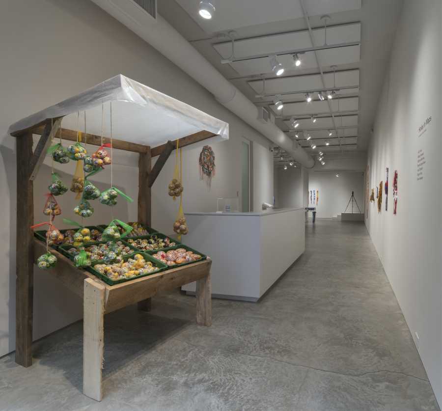 Adriana Martínez, Tutti Frutti Market, 2018, frutas plásticas, adhesivos, seis cajas de plástico, madera, malla. Vista de la exposición Holes in Maps, en 601 Artspace, Nueva York, 2019. Foto cortesía: 601 Artspace /Marie Guex
