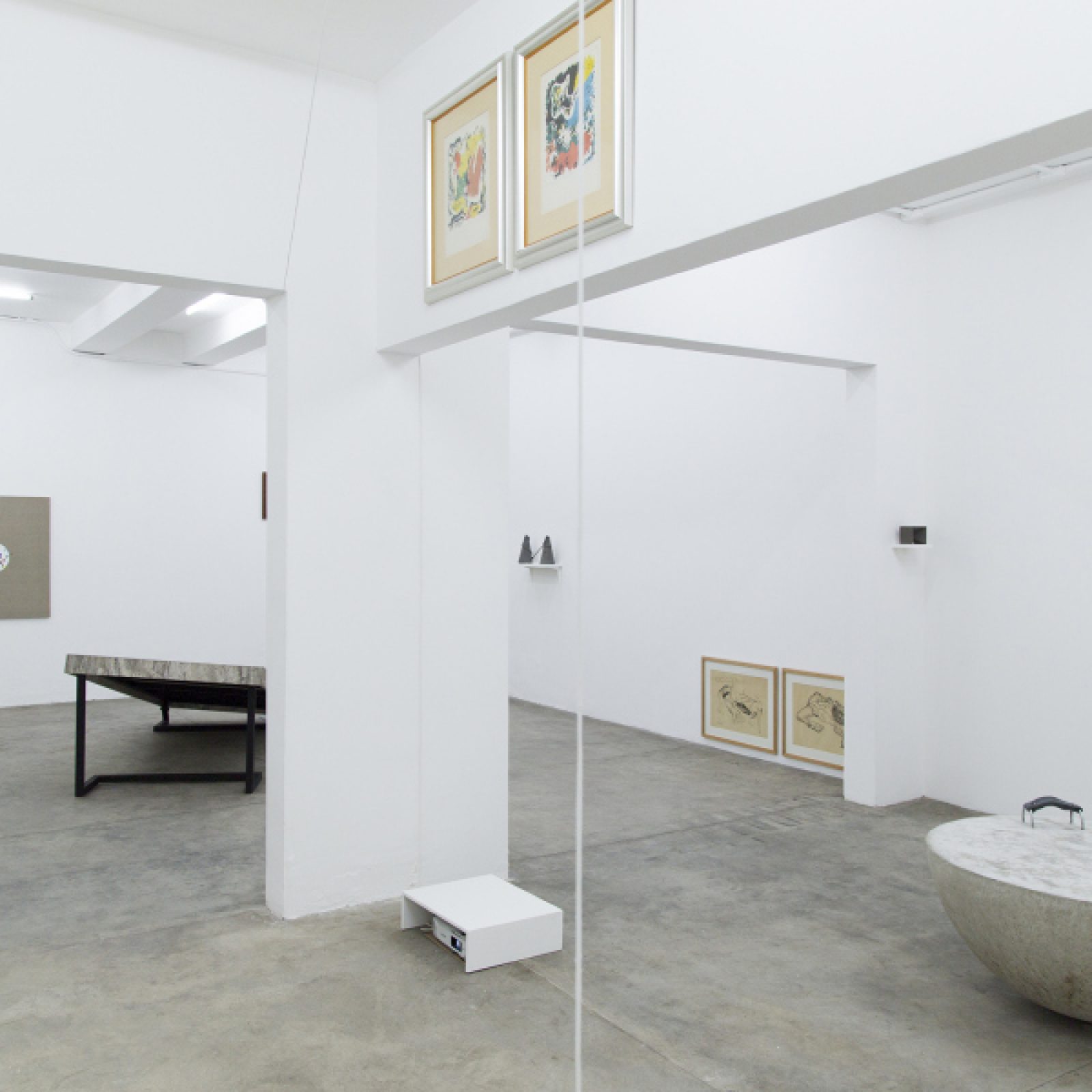 Vista de la exposición "Distancia doble", de Ana Bidart y Armando Rosales, en ESPAC, Ciudad de México, 2019. Foto cortesía de ESPAC