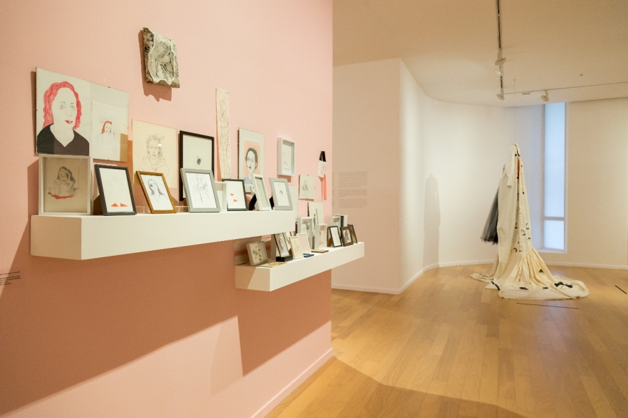 Vista de la exposición "Reina de corazones", de Delia Cancela, en el Museo de Arte Moderno de Buenos Aires, 2018-2019. Foto cortesía del MAMBA