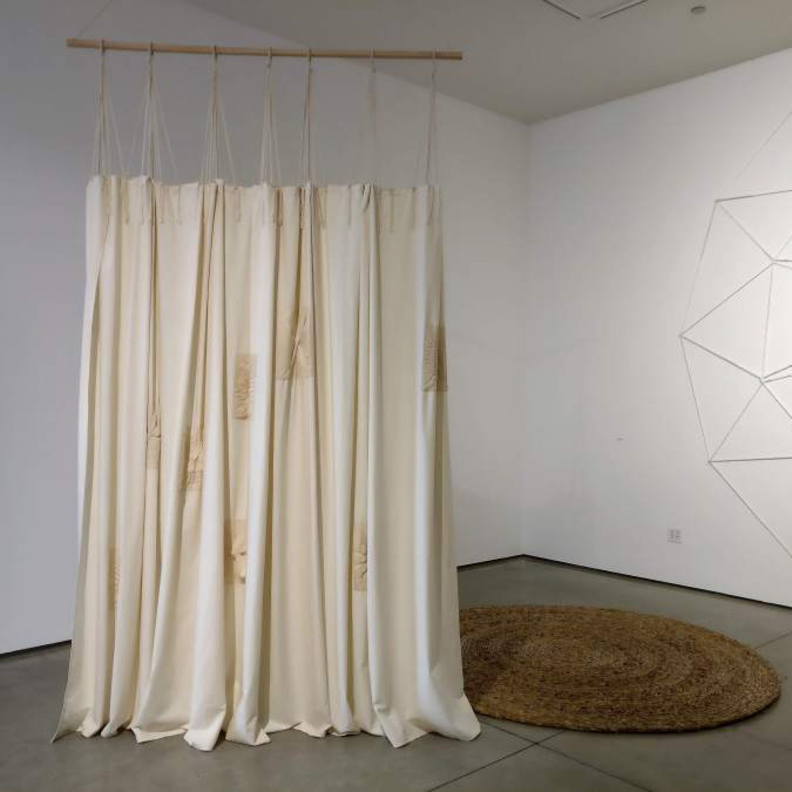 Jorge González, Ensayos Libertarios. Vista de la exposición "Topologías del Exceso", en la Harold J. Miossi Art Gallery, Cuesta College, San Luis Obispo, California, EEUU. Cortesía del artista