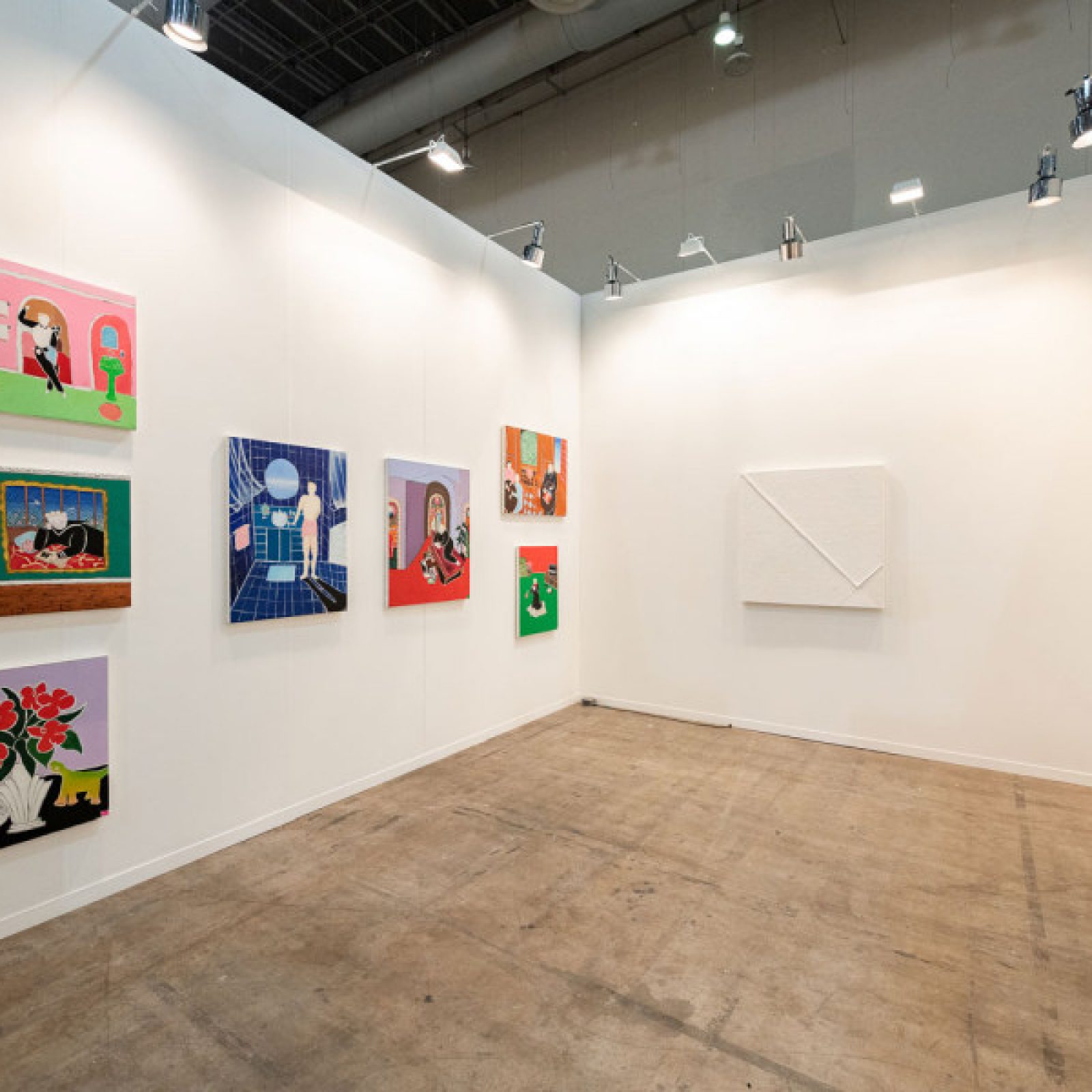 Vista del stand de la galería Steve Turner en Zsonamaco 2019, Ciudad de México City. con obras de Claire Milbrath y Pablo Rasgado. Cortesía de los artistas y Steve Turner, Los Angeles