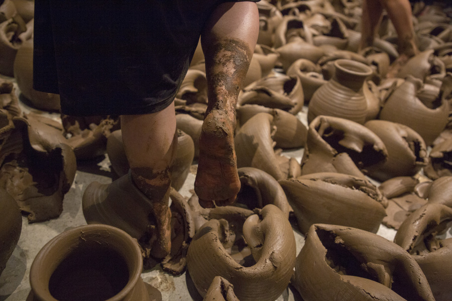 Héctor Zamora, Movimientos emisores de existencia, acción realizada en Labor, Ciudad de México, 2019. Foto: Ramiro Chaves. Cortesía de Labor y el artista