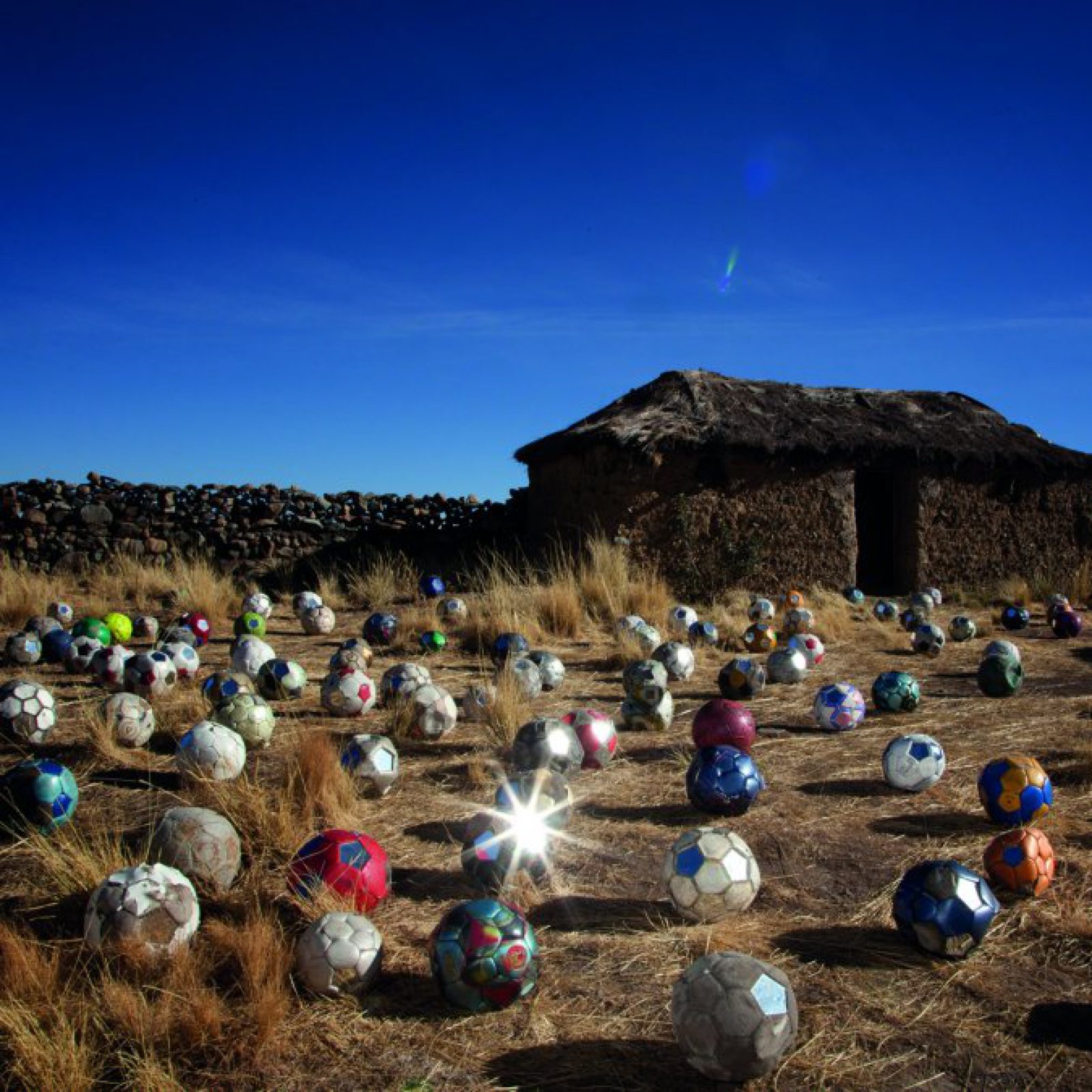Joaquín Sánchez, Esferas / Siete Notas, 2015, video instalación y pelotas en desuso. Cortesía: Galería Patricia Ready