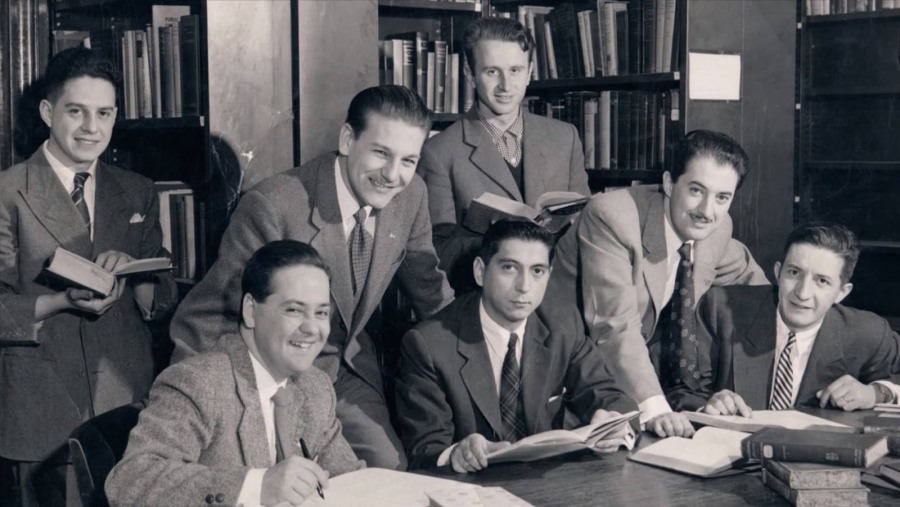 Primer grupo de estudiantes chilenos que viajan a la Universidad de Chicago (1956) para cursar estudios de economía bajo al enseñanza de Milton Friedman. Cortesía: Carlos Massad