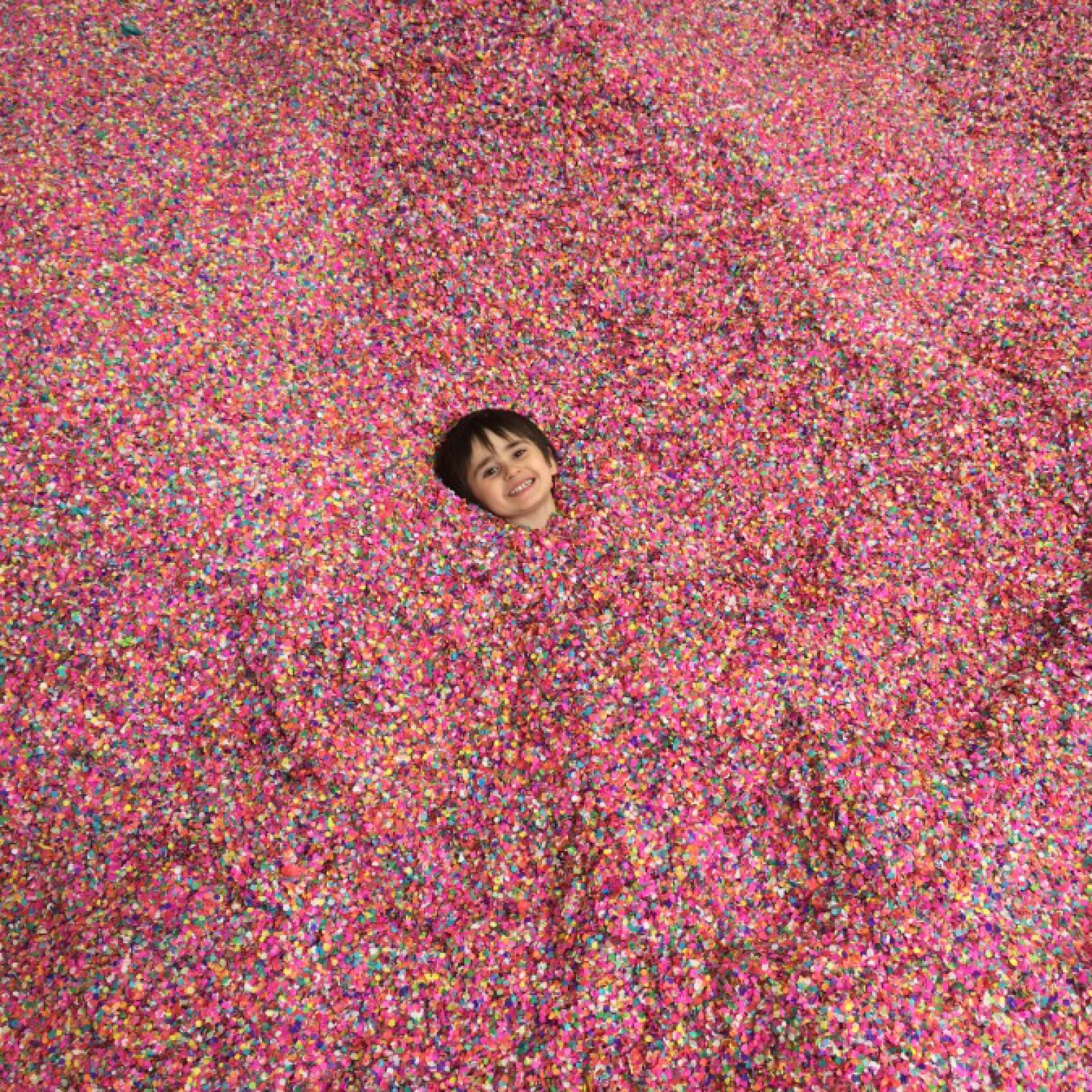 Maximiliano Siñani, Sumaq Urqu, 2019, 6.000 kilos de confeti. Cortesía del artista