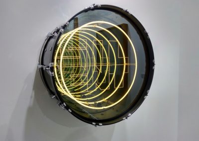 Iván Navarro, Silent, 2017, en Galerie Templon (París). Foto: Alejandra Villasmil