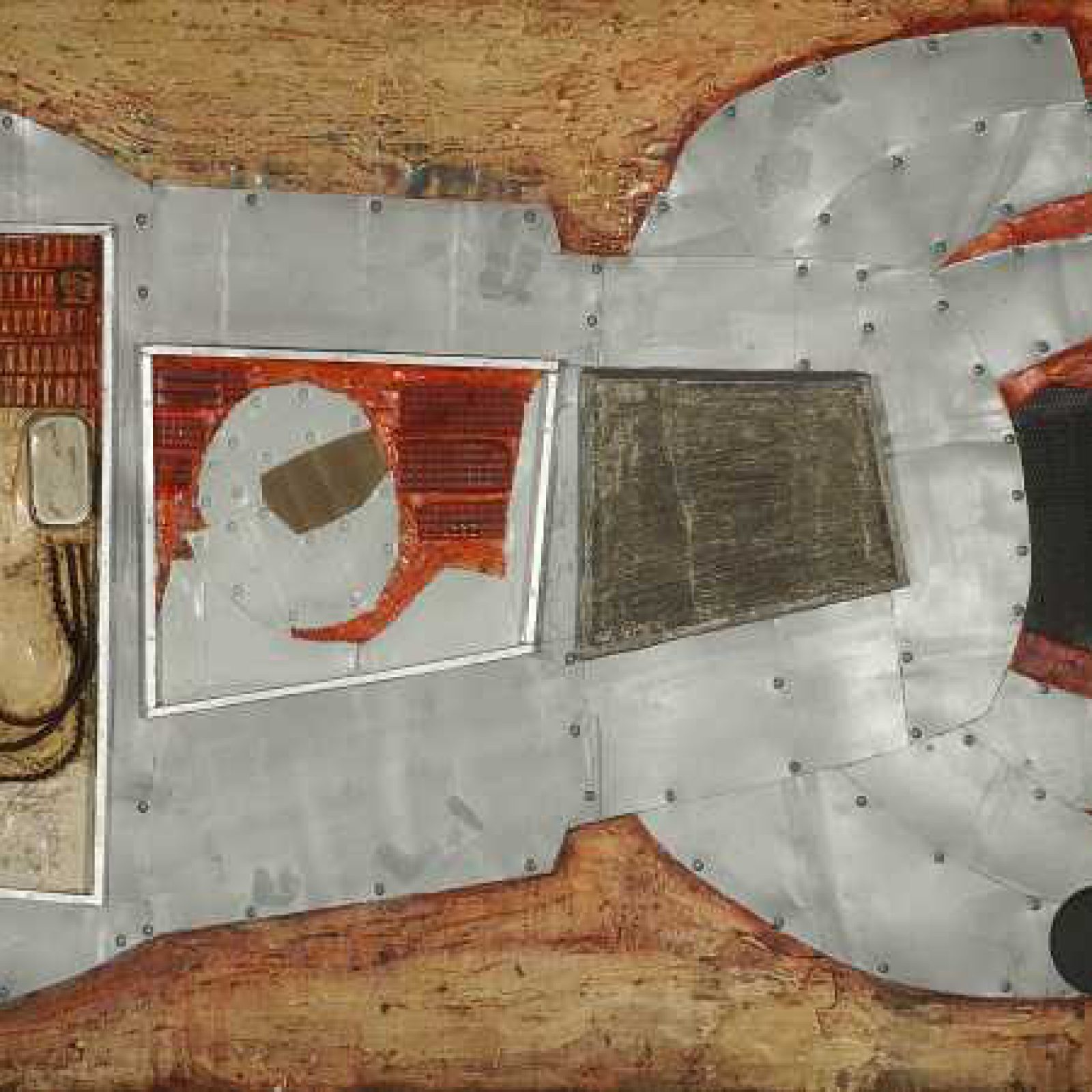 Teresa Nazar, Sin Título (de la serie Astronautas), 1966, lámina de hierro, malla de alambre, yeso, vidrio, madera, tornillos, PVA y tinta sobre madera contrachapada, 112 x 226 cm. Cortesía: Galeria Berenice Arvani, São Paulo