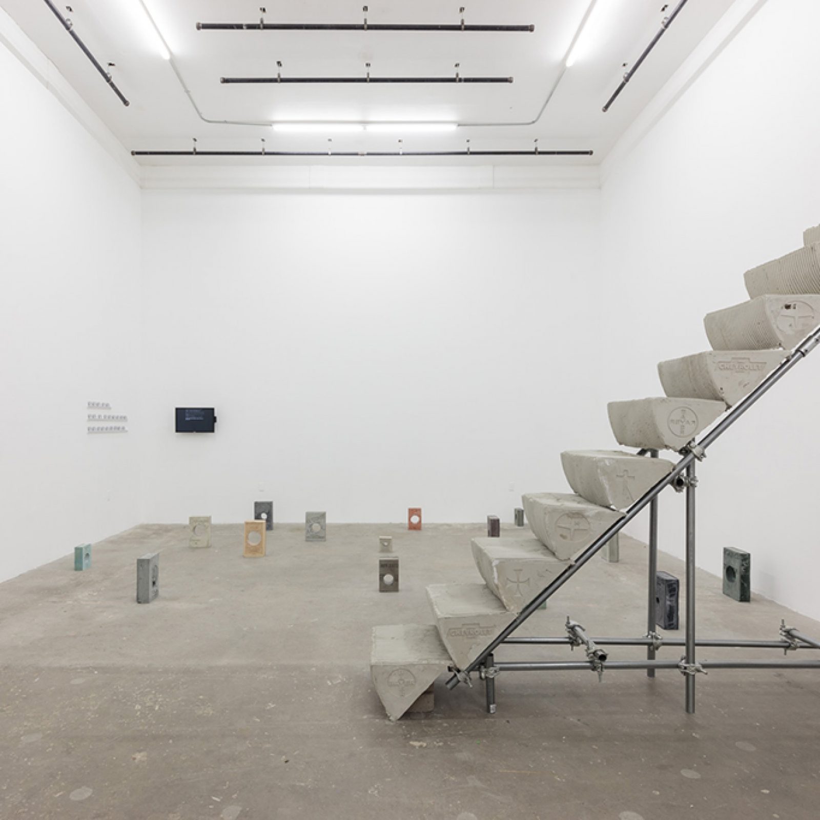 Vista de la exposición "TANSTAAFL: There's no such thing as a free lunch", de Ignacio Gatica, en Interstate, Brooklyn, Nueva York, 2019. Cortesía de la galería