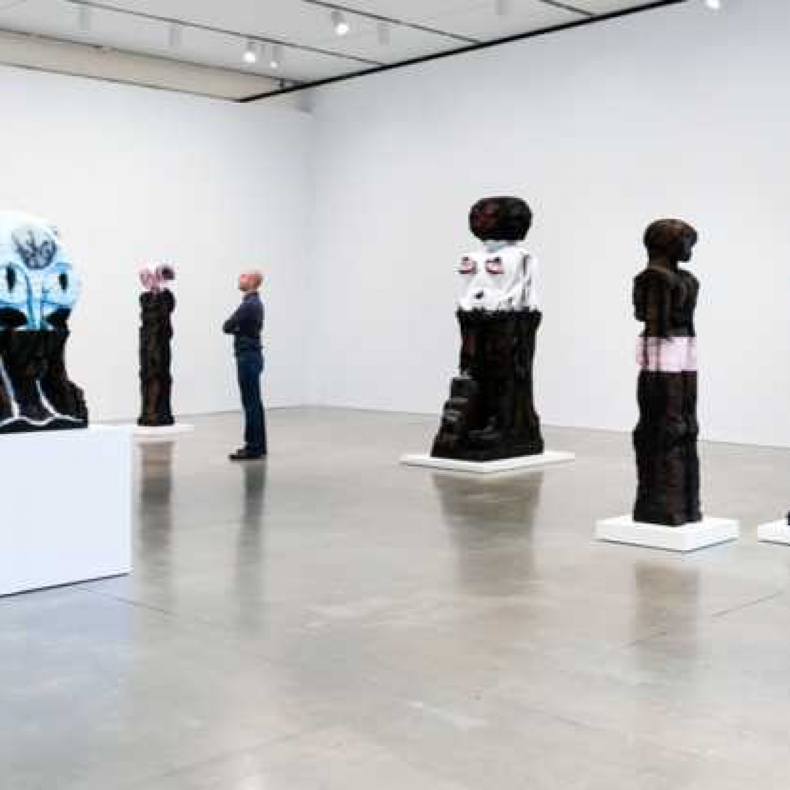 Imagen destacada: Vista de la exposición Huma Bhabha: They Live, en ICA/Boston, 2019. Foto: Natasha Moustache