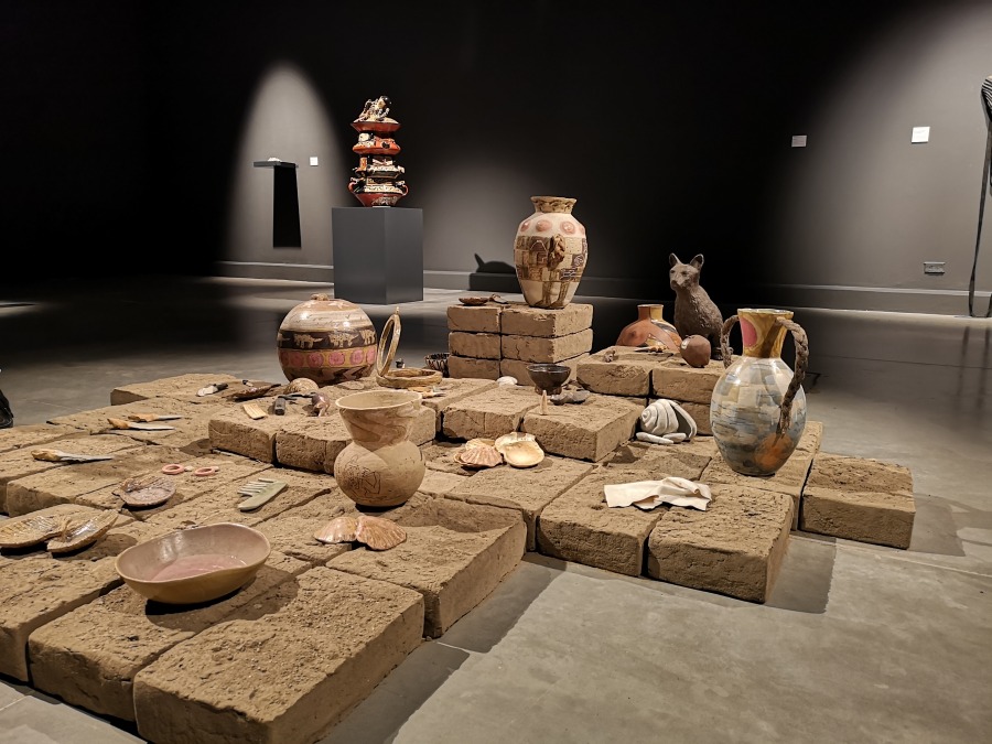 Aileen Gavonel (Lima, 1989), Brujas, 2018, instalación de cerámica gres sobre adobes. Medidas variables. Cortesía de la artista. Foto: MAC Lima