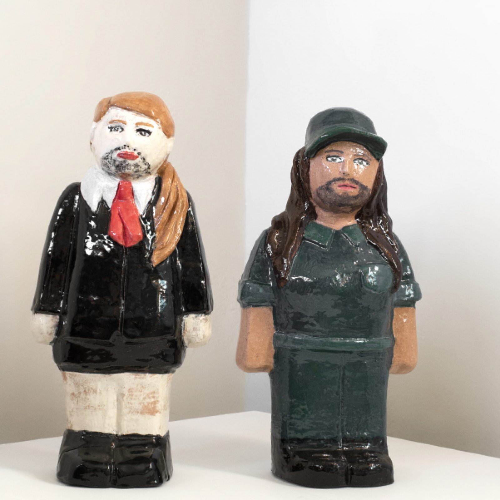 Sebastián Calfuqueo, Mínimo común denominador / Azafata travesti (izq) y Mecánica travesti (der), Serie Kangechi, 2018, cerámica bajo cubierta, 40 cm aprox. Cortesía del artista