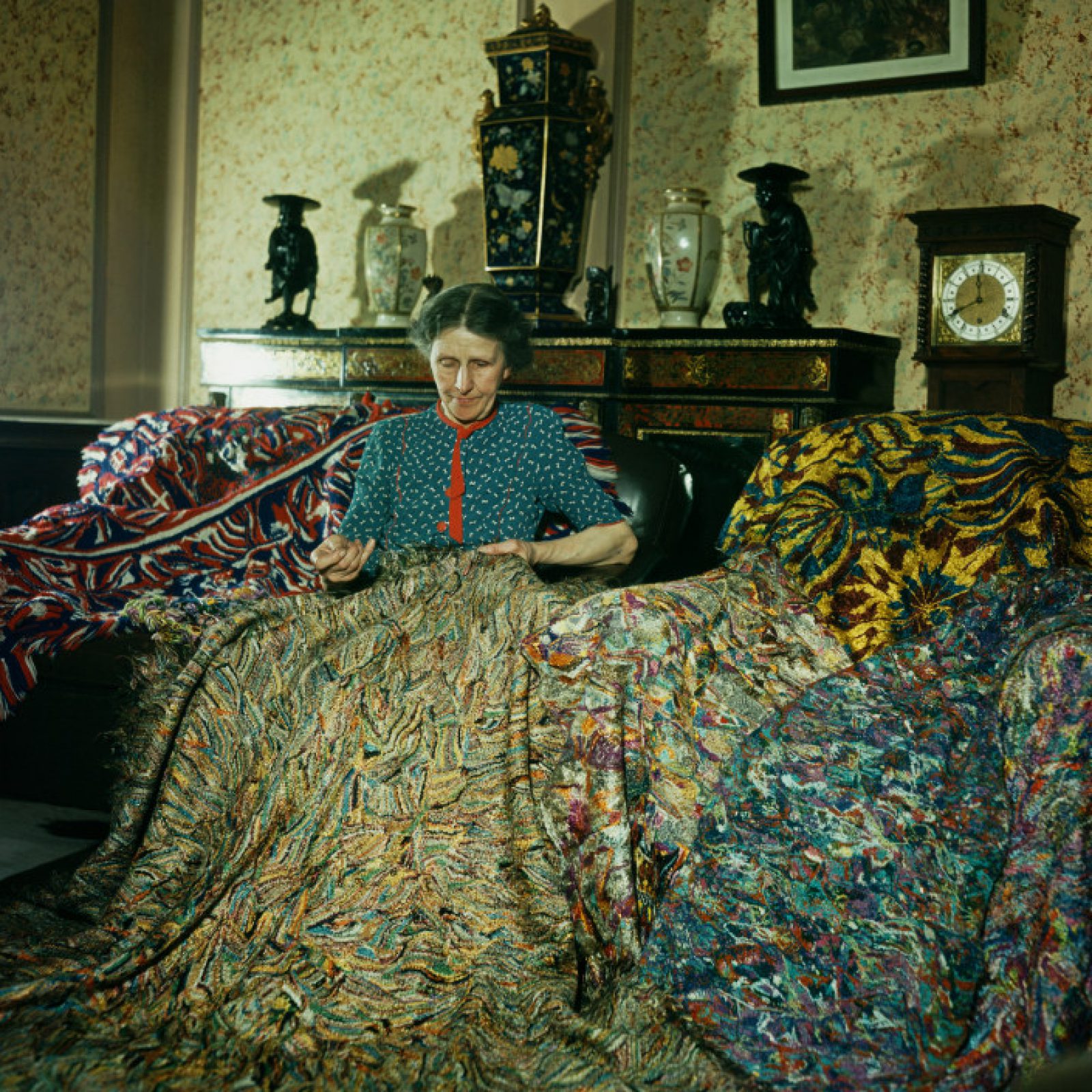 La artista inglesa Madge Gill (Maude Ethel Eades) realizando una manta con hilos de seda insertados en una lona, 19 de agosto de 1947. La manta contiene al menos dos millones de puntadas y es el resultado de seis meses de trabajo. Fotografía: Paul Popper/ Popperfoto /Getty Images