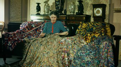 La artista inglesa Madge Gill (Maude Ethel Eades) realizando una manta con hilos de seda insertados en una lona, 19 de agosto de 1947. La manta contiene al menos dos millones de puntadas y es el resultado de seis meses de trabajo. Fotografía: Paul Popper/ Popperfoto /Getty Images