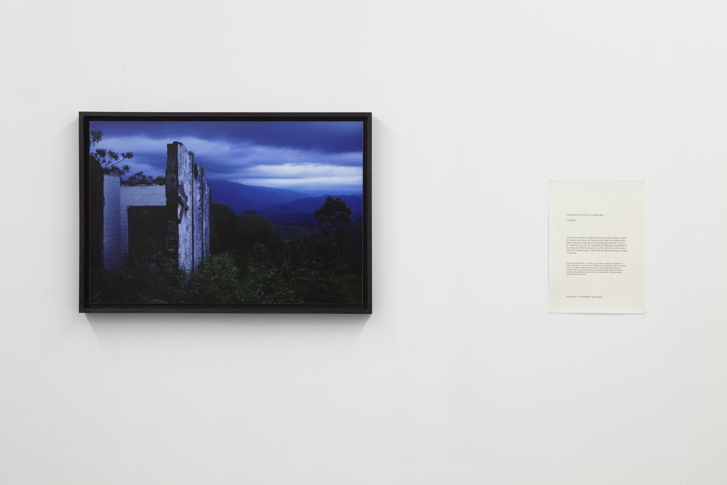 Marcos Ávila Forero, Landázuri, 2013, fotografía sobre aluminio, marco de madera, texto, 64.5 x 44.5 cm. Vista de la muestra "Rivers flow out of my eyes", en tegenboschvanvreden, Amsterdam, 2019. Cortesía de la galería Marcos Ávila Forero, Landázuri, 2013, fotografía sobre aluminio, marco de madera, texto, 64.5 x 44.5 cm. Vista de la muestra "Rivers flow out of my eyes", en tegenboschvanvreden, Amsterdam, 2019. Cortesía de la galería