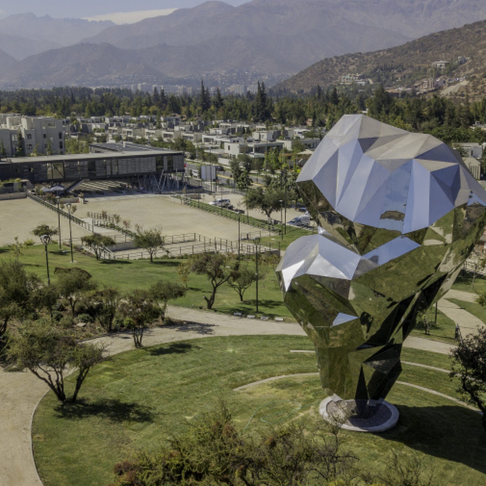 Cristián Salineros, Plegar el Paisaje, 2016-2019, acero y acero inoxidable, 14 x 5 x 6 m aprox. Instalación permanente en el Parque Cultural El Tranque, Santiago de Chile. Foto: Benjamín Matte