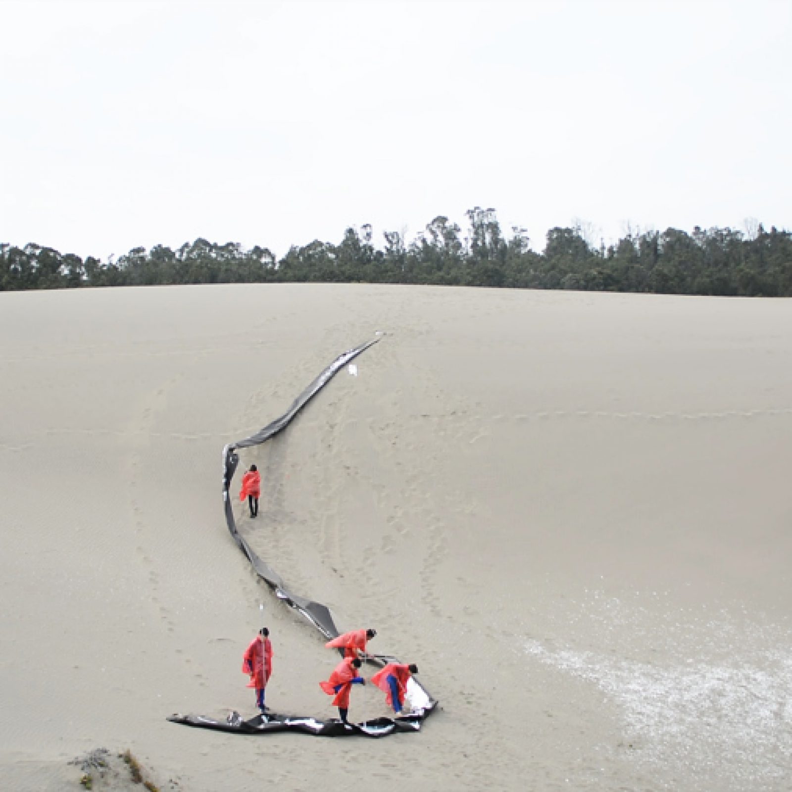 Punto de Fuga, de Javier Correa, Sebastián de Larraechea y Victoria Jolly (Ciudad Abierta, Amereida, Chile). Intervención en las dunas de Ciudad Abierta, 2018. Cortesía de los artistas