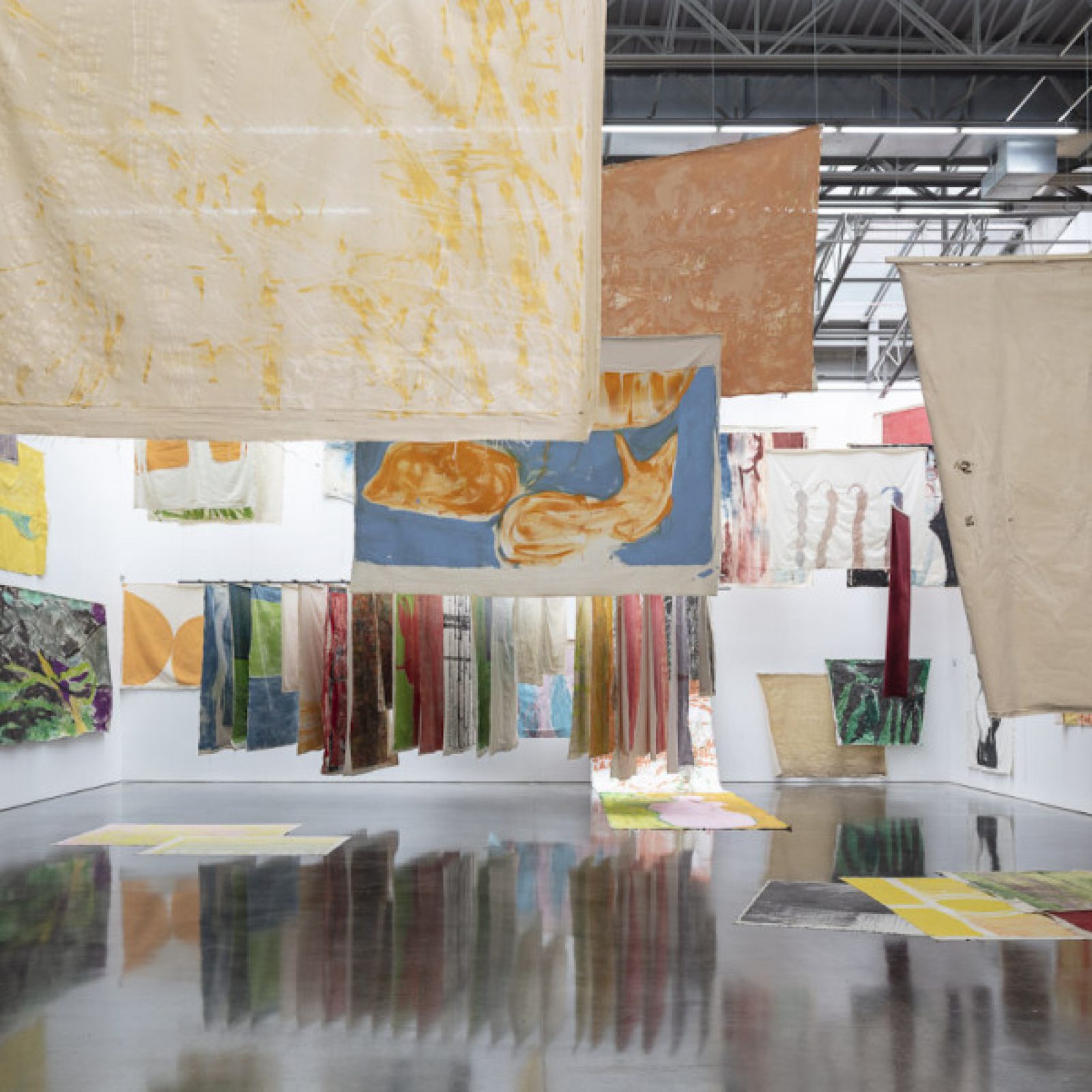 Vista de la exposición de Vivian Suter en Gladstone Gallery, Nueva York, 2019. Foto cortesía de la galería