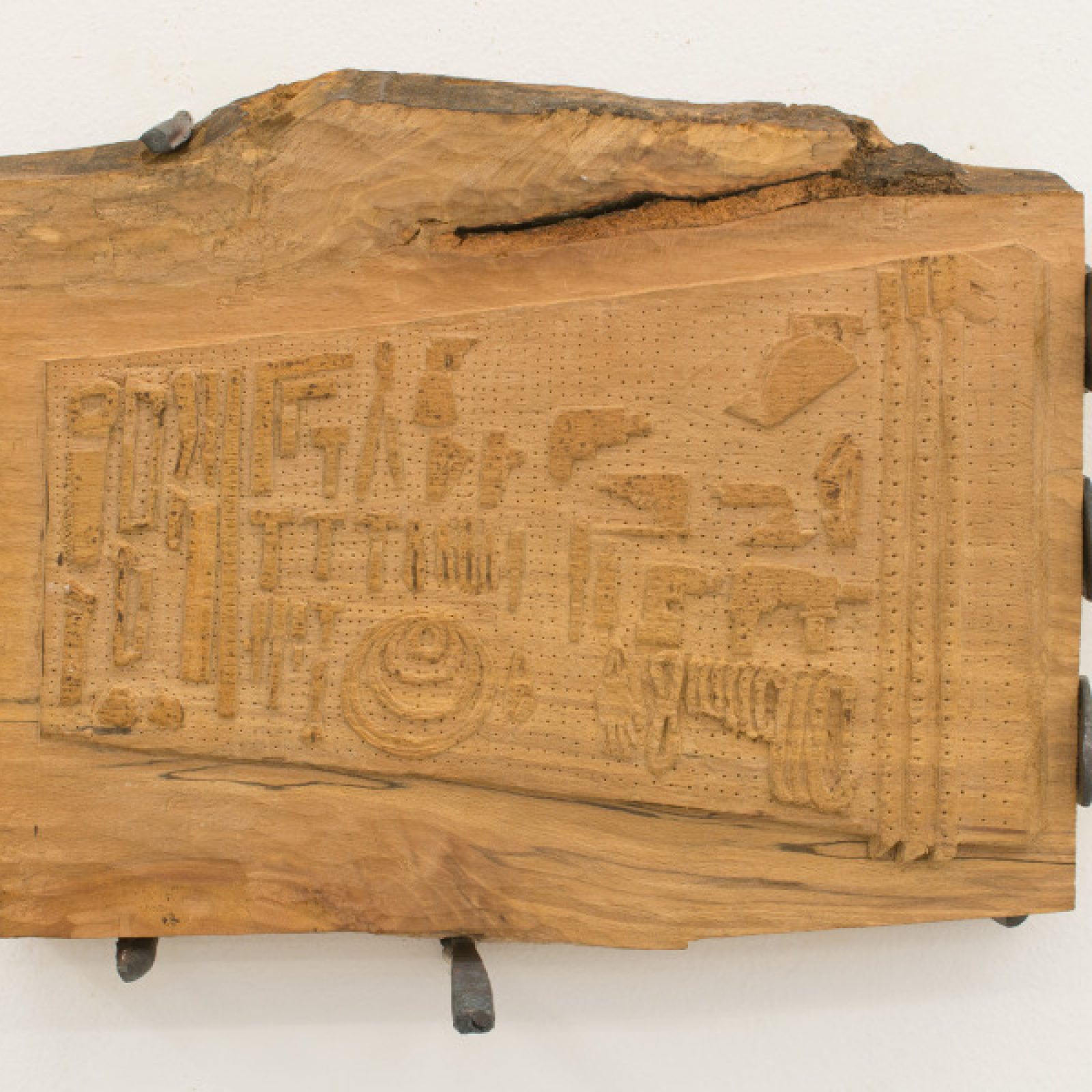Jorge Satorre, Sin título, 2019, haya tallada y siete elementos de acero forjado. Foto cortesía de CarrerasMugica, Bilbao