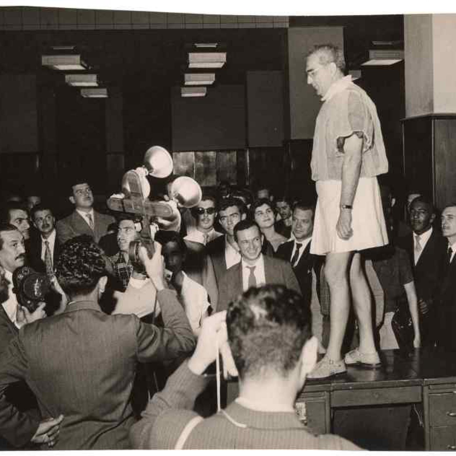 Flávio de Carvalho presentando 'New Look' (Experiência No. 3) en la sala de redacción del periódico Diários Associados, 1956. © Los herederos de Flávio de Carvalho. Cortesía: CEDAE-IEL