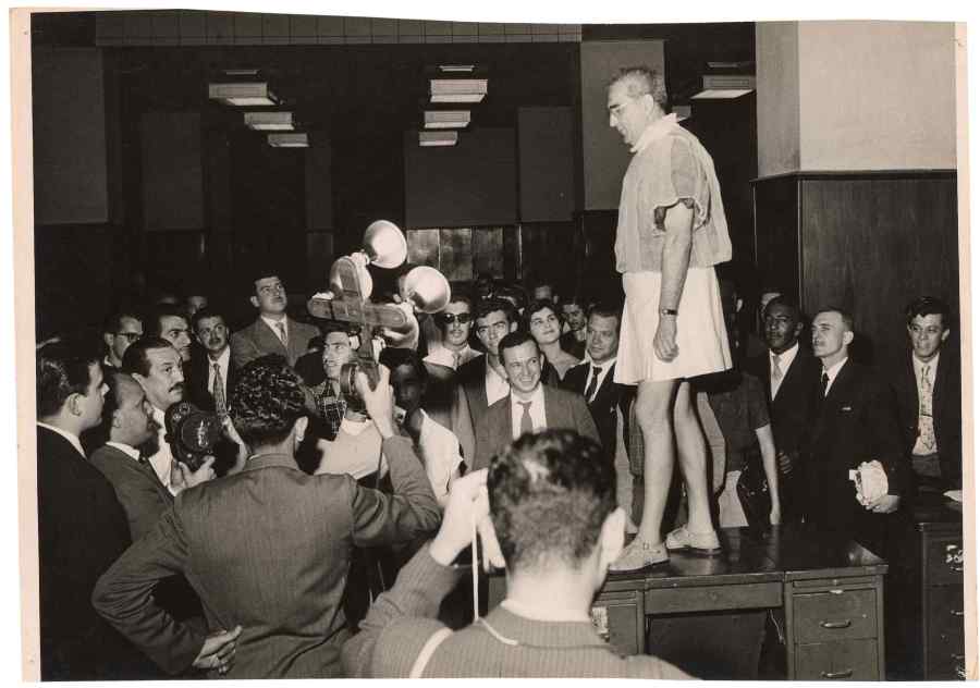 Flávio de Carvalho presentando 'New Look' (Experiência No. 3) en la sala de redacción del periódico Diários Associados, 1956. © Los herederos de Flávio de Carvalho. Cortesía: CEDAE-IEL