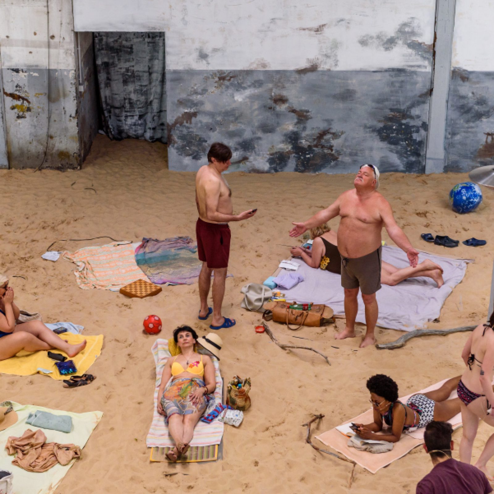 Rugilė Barzdžiukaitė, Vaiva Grainytė y Lina Lapelytė, Sun & Sea (Marina), 2019. Vista del Pabellón de Lituania en la 58° Bienal de Arte de Venecia. Foto: Andrea Avezzù. Cortesía: La Biennale di Venezia