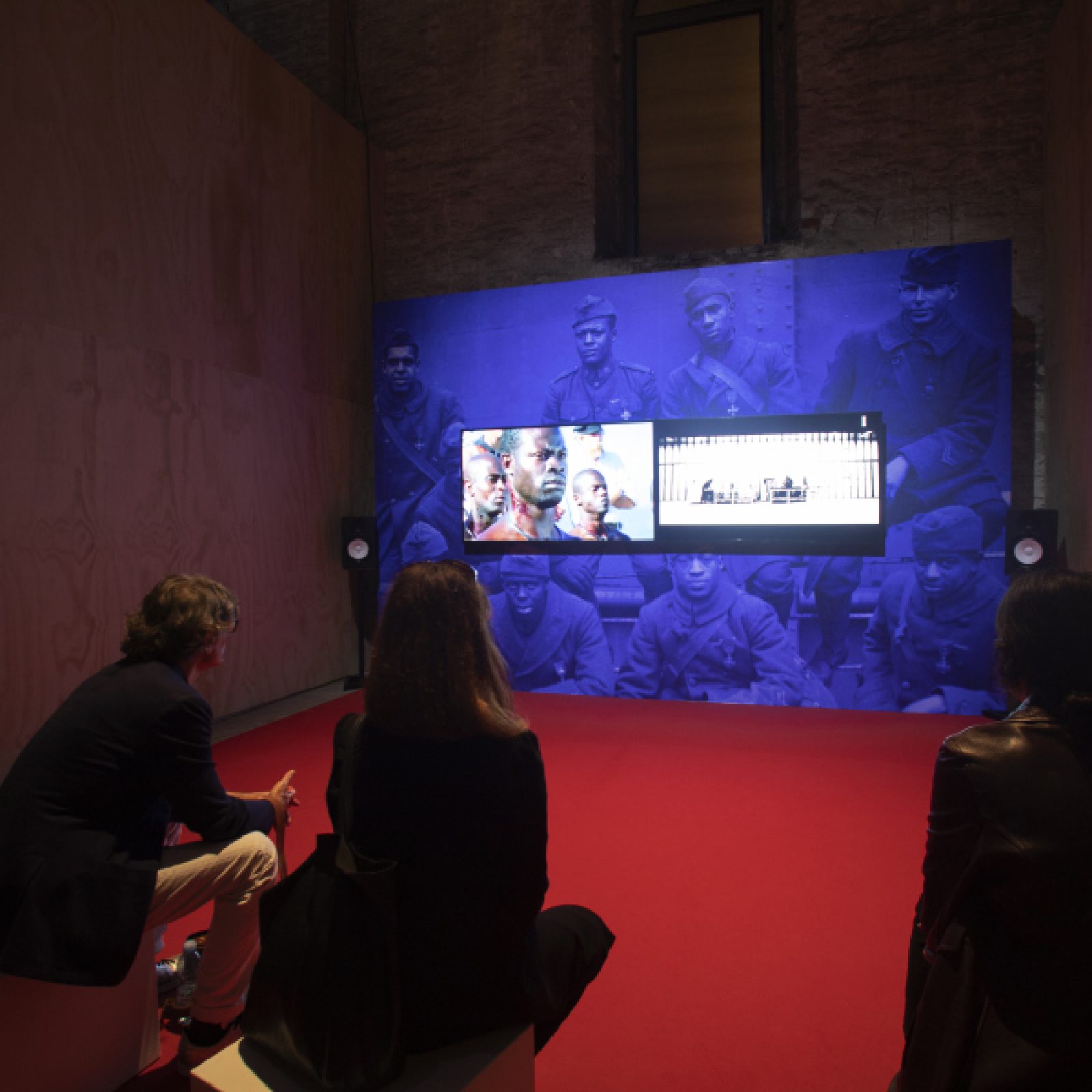 Kahlil Joseph, BLKNWS, 2019, video-instalación a dos canales (color, sonido). 58° Bienal de Venecia (2019). Foto: Italo Rondinella. Cortesía: La Biennale di Venezia
