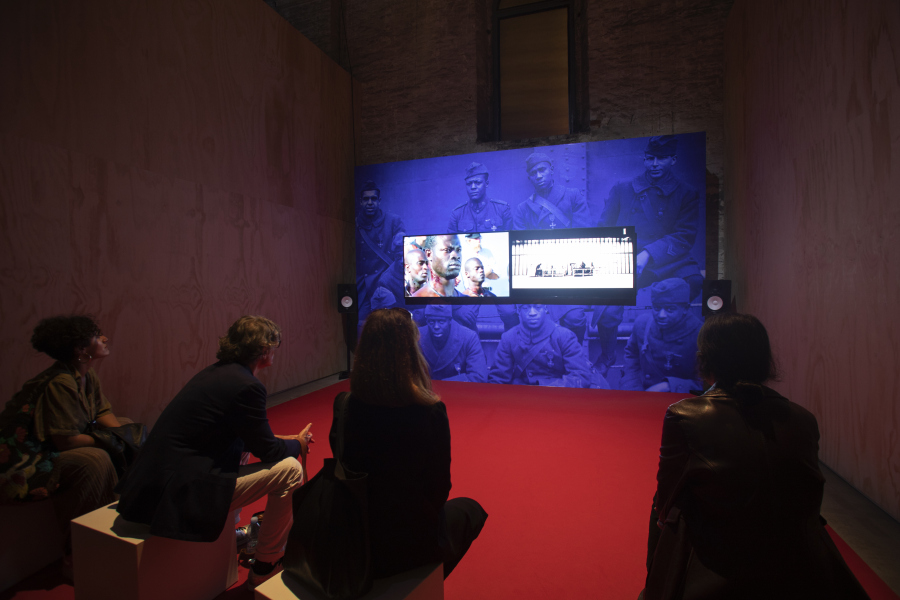 Kahlil Joseph, BLKNWS, 2019, video-instalación a dos canales (color, sonido). 58° Bienal de Venecia (2019). Foto: Italo Rondinella. Cortesía: La Biennale di Venezia