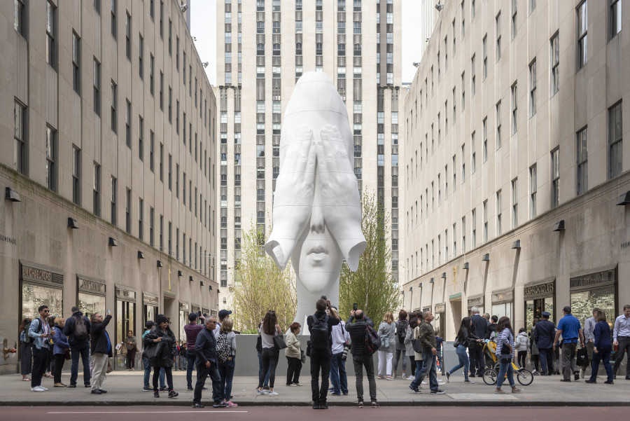 Jaume Plensa, Behind the Walls, 2019, presentado por Richard Gray Gallery y Galerie Lelong, Frieze Sculpture, Rockefeller Center, Nueva York 2019. Foto: Timothy Schenck. Cortesía: Timothy Schenck/Frieze