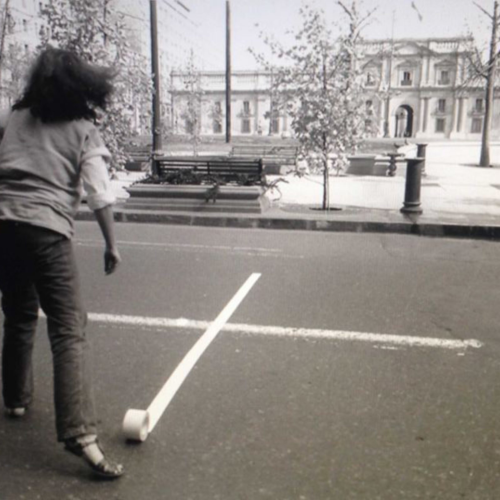 Lotty Rosenfeld, La Moneda, 1985. Cortesía de la artista y ACA