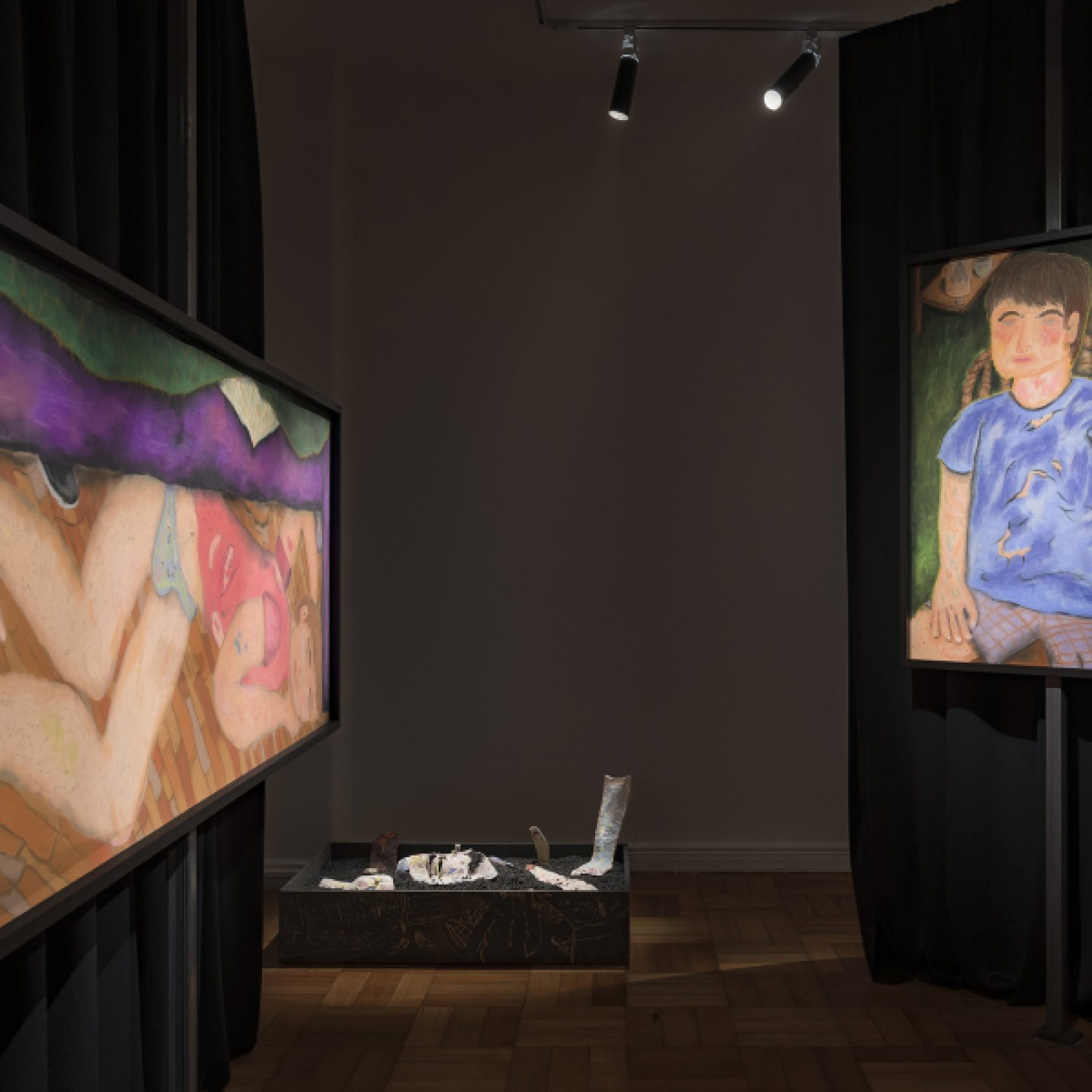 Vista de la exposición "En su rodilla un polvo cobrizo", de Ulises Mazzucca, en Isabel Croxatto Galería, Santiago de Chile, 2019. Foto cortesía de la galería