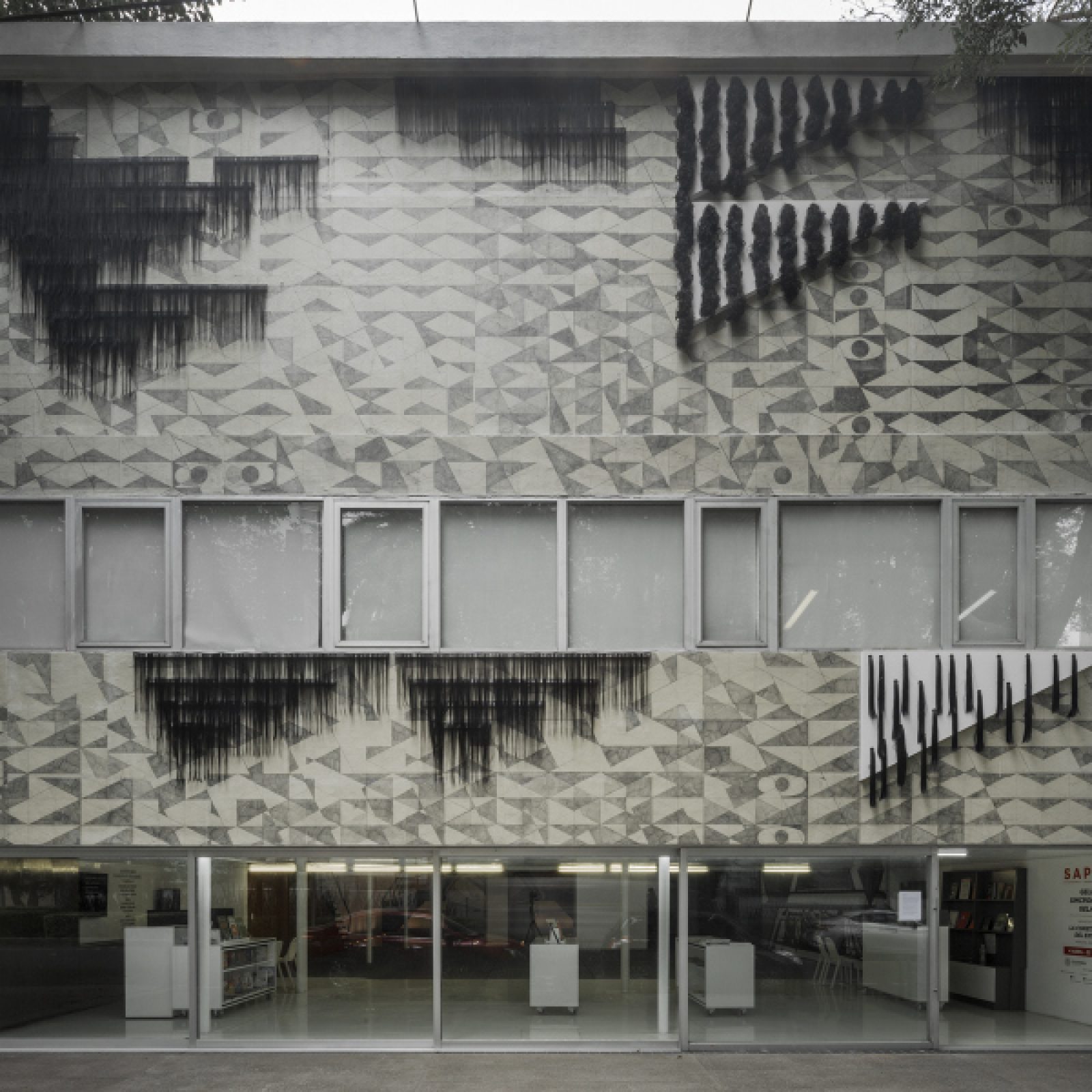 Vista del mural "La construcción del extraño", Madeline Jiménez Santil, en la Sala de Arte Público Siqueiros (SAPS), Ciudad de México, 2019. Foto cortesía de SAPS