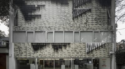 Vista del mural "La construcción del extraño", Madeline Jiménez Santil, en la Sala de Arte Público Siqueiros (SAPS), Ciudad de México, 2019. Foto cortesía de SAPS