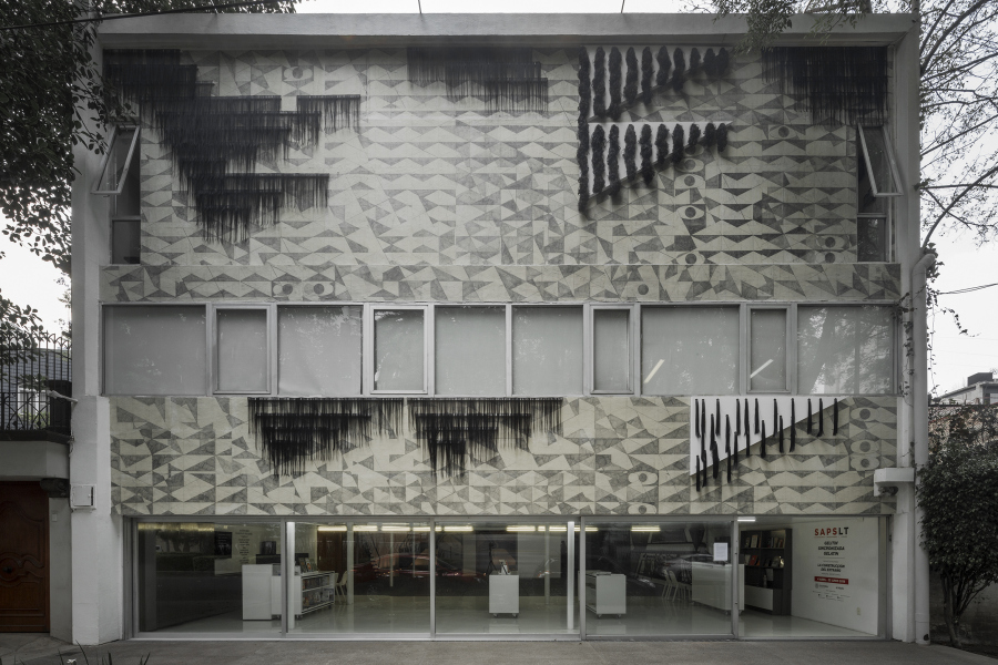 Vista del mural "La construcción del extraño", Madeline Jiménez Santil, en la Sala de Arte Público Siqueiros (SAPS), Ciudad de México, 2019. Foto cortesía de SAPS